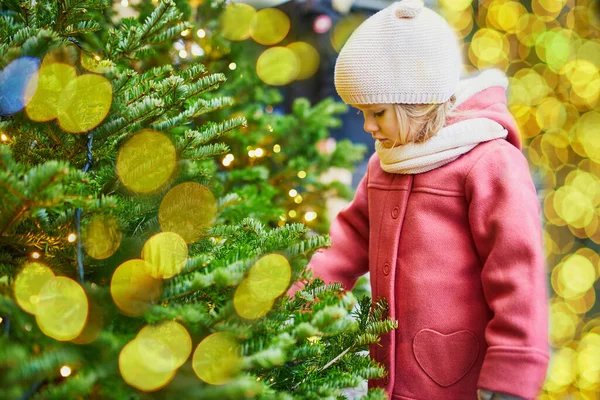 Adorable Niña Pequeña Cerca Del Árbol Navidad Decorado Aire Libre —  Fotos de Stock