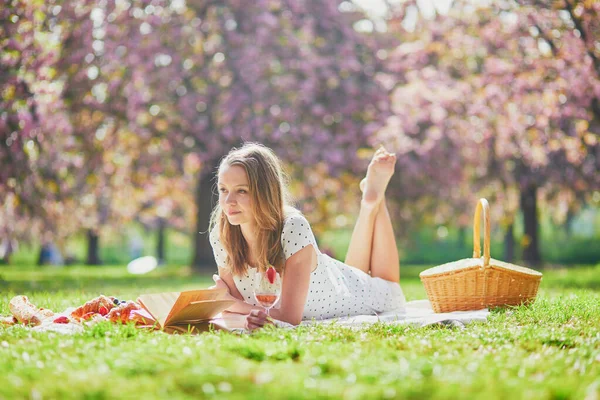 Mooie Jonge Vrouw Picknicken Zonnige Lentedag Park Tijdens Kersenbloesem Seizoen — Stockfoto