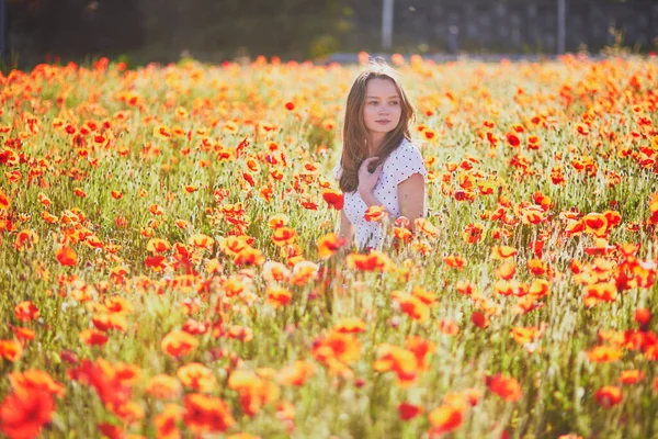 Hermosa Mujer Joven Vestido Blanco Caminando Campo Amapola Día Verano —  Fotos de Stock