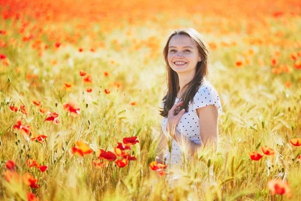 Krásná Mladá Žena Bílých Šatech Procházky Makové Pole Letní Den — Stock fotografie