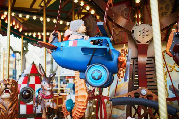 Toddler Har Kul Vintage Fransk Karusell Paris Frankrike Söt Liten — Stockfoto