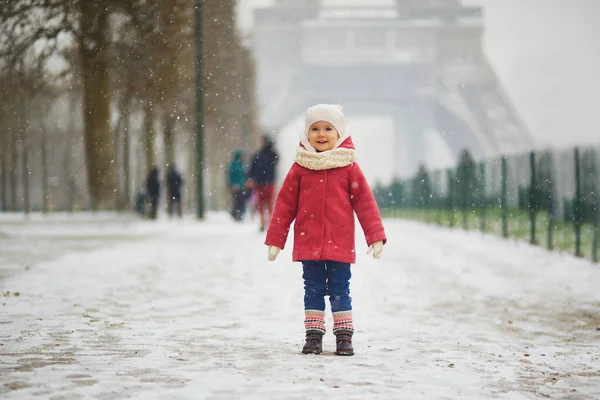 Menina Adorável Criança Perto Torre Eiffel Dia Com Forte Queda — Fotografia de Stock
