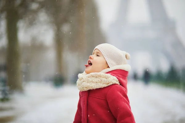 Adorable Toddler Girl Catching Snowflakes Her Tongue Eiffel Tower Paris — Stock Photo, Image