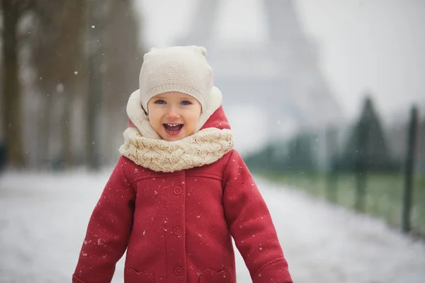 Menina Adorável Criança Perto Torre Eiffel Dia Com Forte Queda — Fotografia de Stock