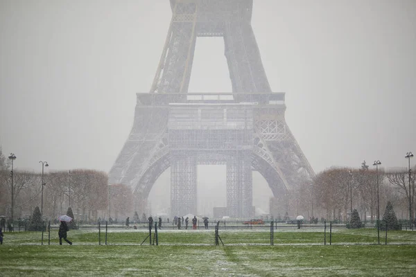 Lidé Projíždějící Kolem Eiffelovy Věže Paříži Dne Hustým Sněhem Neobvyklé — Stock fotografie