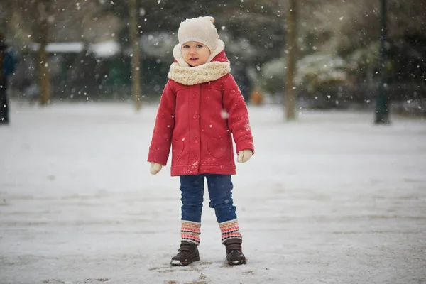 大雪の日に不幸な幼児の女の子 寒い天候と雪で小さな子供が不快な 子供のための冬の活動 — ストック写真