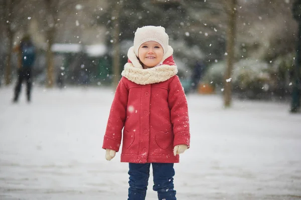 Menina Criança Adorável Dia Com Neve Pesada Criança Feliz Brincando — Fotografia de Stock