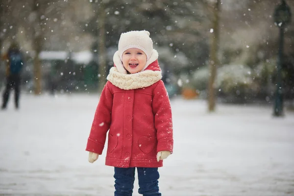 大雪の日に愛らしい幼児の女の子 雪と遊ぶ幸せな子供 子供のための冬の活動 — ストック写真