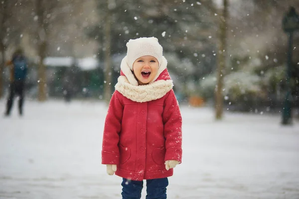 大雪の日に愛らしい幼児の女の子 雪と遊ぶ幸せな子供 子供のための冬の活動 — ストック写真