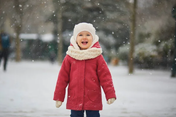 大雪の日に愛らしい幼児の女の子 雪と遊ぶ幸せな子供 子供のための冬の活動 — ストック写真
