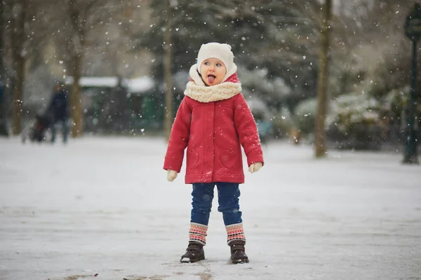 Menina Criança Adorável Dia Com Neve Pesada Criança Feliz Brincando — Fotografia de Stock