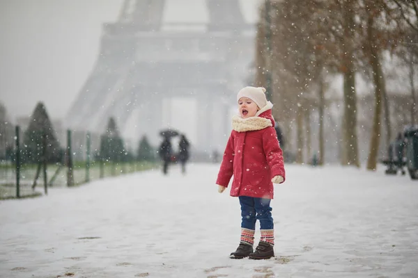 Schattig Peutermeisje Bij Eiffeltoren Een Dag Met Zware Sneeuwval Parijs — Stockfoto