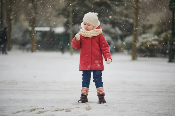 Schattig Peutermeisje Een Dag Met Zware Sneeuwval Gelukkig Kind Dat — Stockfoto