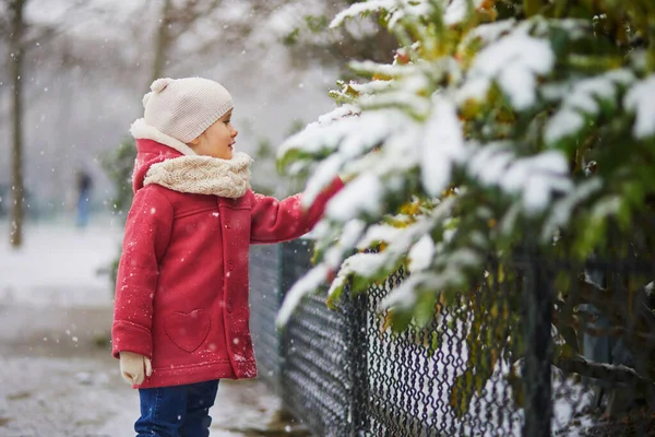 Очаровательная Малышка День Сильным Снегопадом Счастливый Ребенок Играет Снегом Зимние — стоковое фото