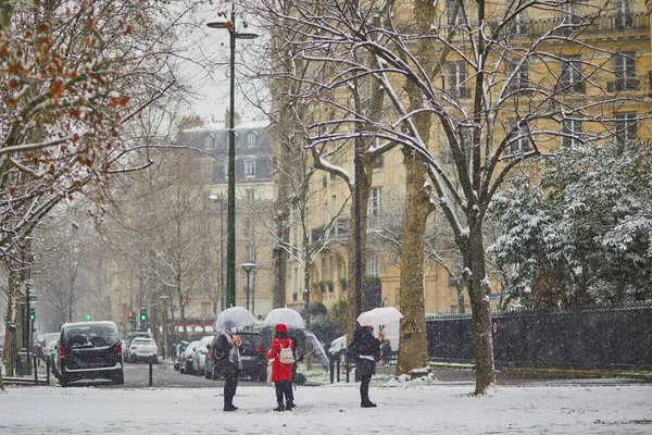 パリのエッフェル塔を大雪の日に通り過ぎる人々 フランスで異常な天気予報 — ストック写真
