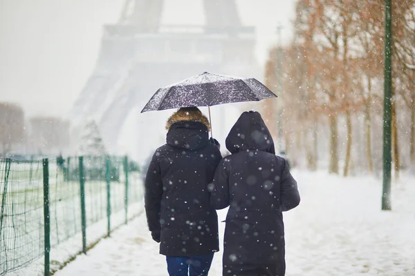 Páran Elhaladnak Eiffel Torony Mellett Párizsban Egy Olyan Napon Amikor — Stock Fotó