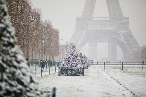 Vistas Panorámicas Torre Eiffel Día Con Mucha Nieve Condiciones Meteorológicas — Foto de Stock