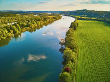 Seine Nehri 'nin manzarası ve Fransa' nın kırsal kesimindeki yeşil alanlar. Val d 'Oise departmanı, Ile-de-France, Kuzey Fransa