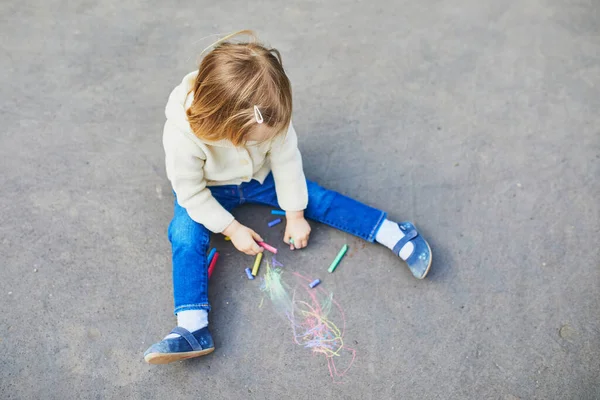 Entzückende Kleinkind Zeichnung Mit Bunten Kreiden Auf Asphalt Outdoor Aktivitäten — Stockfoto