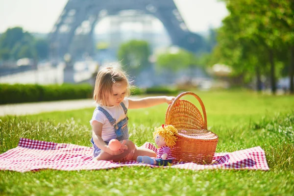 Cheerful Toddler Girl Having Picnic Eiffel Tower Paris France Happy — Stock Photo, Image