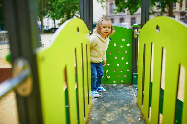 Menina Criança Adorável Divertindo Parque Infantil Atividades Livre Para Crianças — Fotografia de Stock