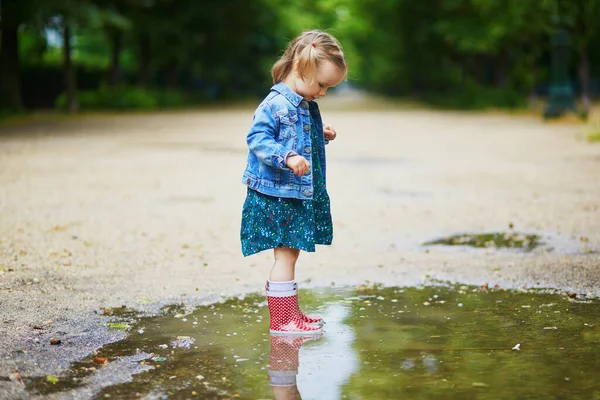 Kind Trägt Rote Regenstiefel Und Springt Einem Sommertag Eine Pfütze — Stockfoto