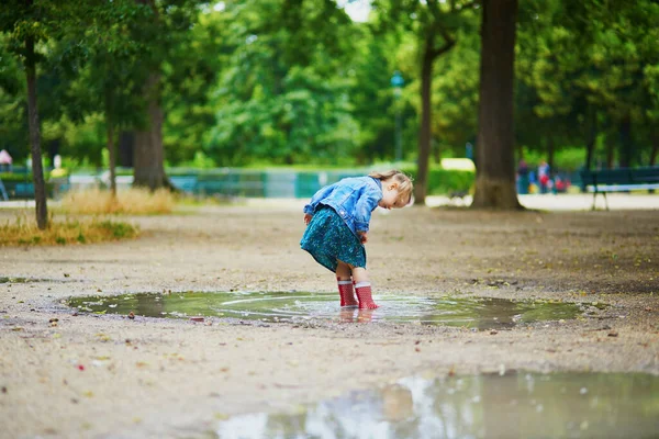 Criança Usando Botas Chuva Vermelha Pulando Poça Dia Verão Menina — Fotografia de Stock