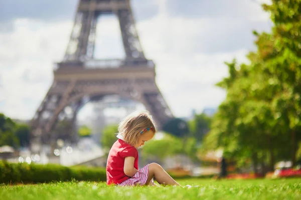 Unhappy Gloomy Toddler Girl Sitting Grass Eiffel Tower Paris France — Stock Photo, Image