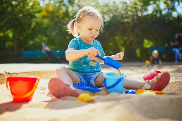 Schattig Klein Meisje Dat Plezier Heeft Speelplaats Zandbak Peuter Spelen — Stockfoto