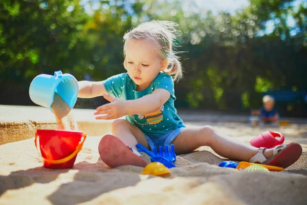 Schattig Klein Meisje Dat Plezier Heeft Speelplaats Zandbak Peuter Spelen — Stockfoto