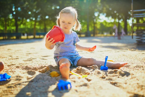 Schattig Klein Meisje Dat Plezier Heeft Speelplaats Zandbak Peuter Spelen — Stockfoto