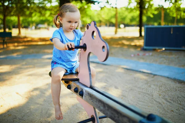 Schattig Klein Meisje Dat Plezier Heeft Wip Peuter Speelt Speelplaats — Stockfoto