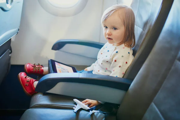 Αξιολάτρευτο Κοριτσάκι Που Ταξιδεύει Αεροπλάνο Μικρό Παιδί Που Κάθεται Δίπλα — Φωτογραφία Αρχείου