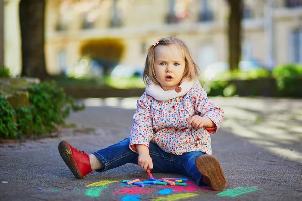 アスファルト上のカラフルなチョークで愛らしい幼児の女の子の図面 小さな子供のための屋外活動と創造的なゲーム — ストック写真