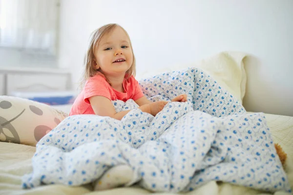 Gelukkig Peuter Meisje Gestreepte Rode Witte Pyjama Zittend Bed Direct — Stockfoto