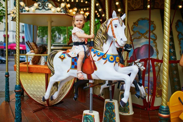 Urocza Dziewczynka Placu Zabaw Maluch Dobrze Się Bawi Francuskiej Karuzeli — Zdjęcie stockowe