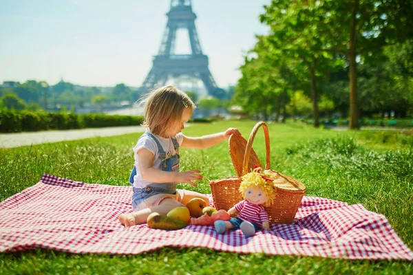 Ragazza Allegra Che Picnic Vicino Alla Torre Eiffel Parigi Francia — Foto Stock