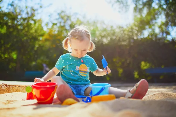 Schattig Klein Meisje Dat Plezier Heeft Speelplaats Zandbak Peuter Spelen — Stockfoto