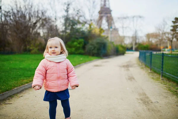 Adorable Little Toddler Girl Walking Eiffel Tower Spring Fall Day — Stock fotografie