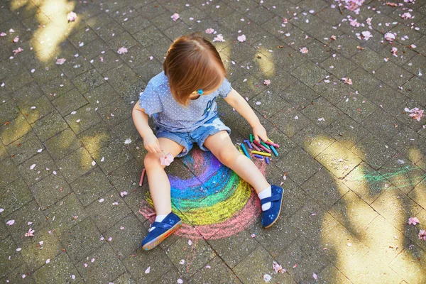 Adorable Jeune Fille Dessinant Arc Ciel Avec Des Craies Colorées — Photo