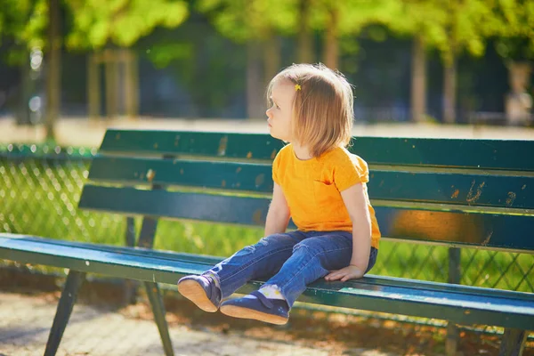 2歳の少女がフランスのパリのベンチに座っていた 暖かい夏の日に街を歩く子供 子供のための屋外活動 — ストック写真