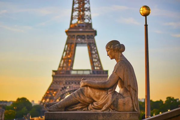 Statue Woman Trocadero Looking Eiffel Tower Paris France — Stock Photo, Image