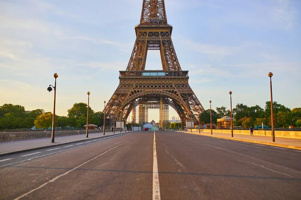 Vista Panorámica Torre Eiffel Sobre Puente Iena Calles Vacías París — Foto de Stock