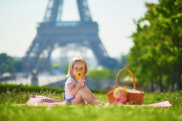 Cheerful Toddler Girl Having Picnic Eiffel Tower Paris France Happy — Stock Photo, Image