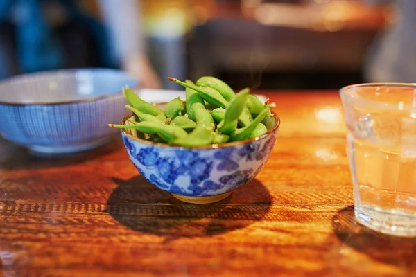テーブルの上の陶器の器の中の緑豆 — ストック写真