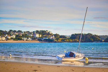 Erquy, Brittany, Fransa 'daki kumsala demir atmış.