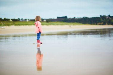 Brittany, Fransa 'nın Atlantik kıyısındaki kumsalda küçük sevimli bir kız. Küçük çocuk deniz ya da okyanus kenarında tatilin tadını çıkarıyor. Çocuklarla seyahat etmek.