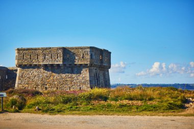 Fransa 'nın en popüler turizm merkezlerinden biri olan Crozon yarımadasındaki Toulinguet noktasındaki tarihi savunma tesisi. Ünlü GR34 izleme yolu boyunca yaygın olarak bilinen turistik ilgi.