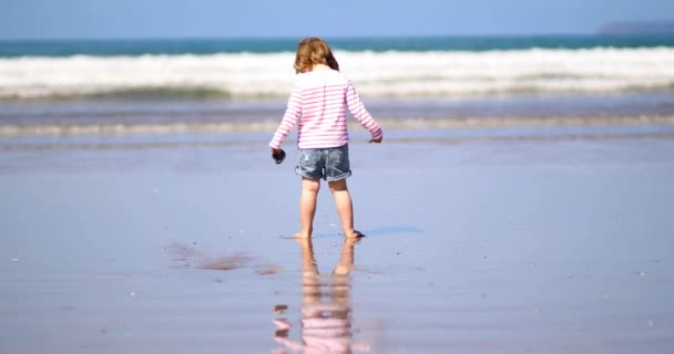 Entzückendes Kleinkind Sandstrand Der Atlantikküste Der Bretagne Frankreich Kleines Kind — Stockvideo