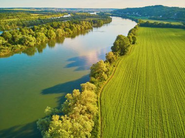 Seine Nehri 'nin manzarası ve Fransa' nın kırsal kesimindeki yeşil alanlar. Val d 'Oise departmanı, Ile-de-France, Kuzey Fransa